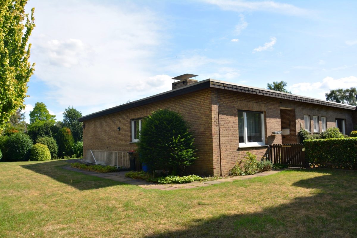 Wohnen Im Bungalow Auf Traumhaftem, Großen Grundstück In Krefeld 